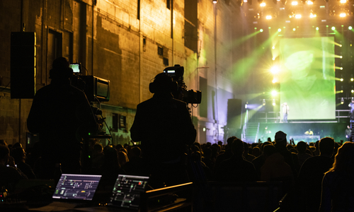On Air – An End-to-End Streaming Service for Premium On-Stage Entertainment